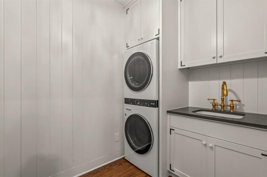 3913 Hamilton Avenue Fort Worth, TX 76107 - Photo 27 of 40 a utility room with sink dryer and washer
