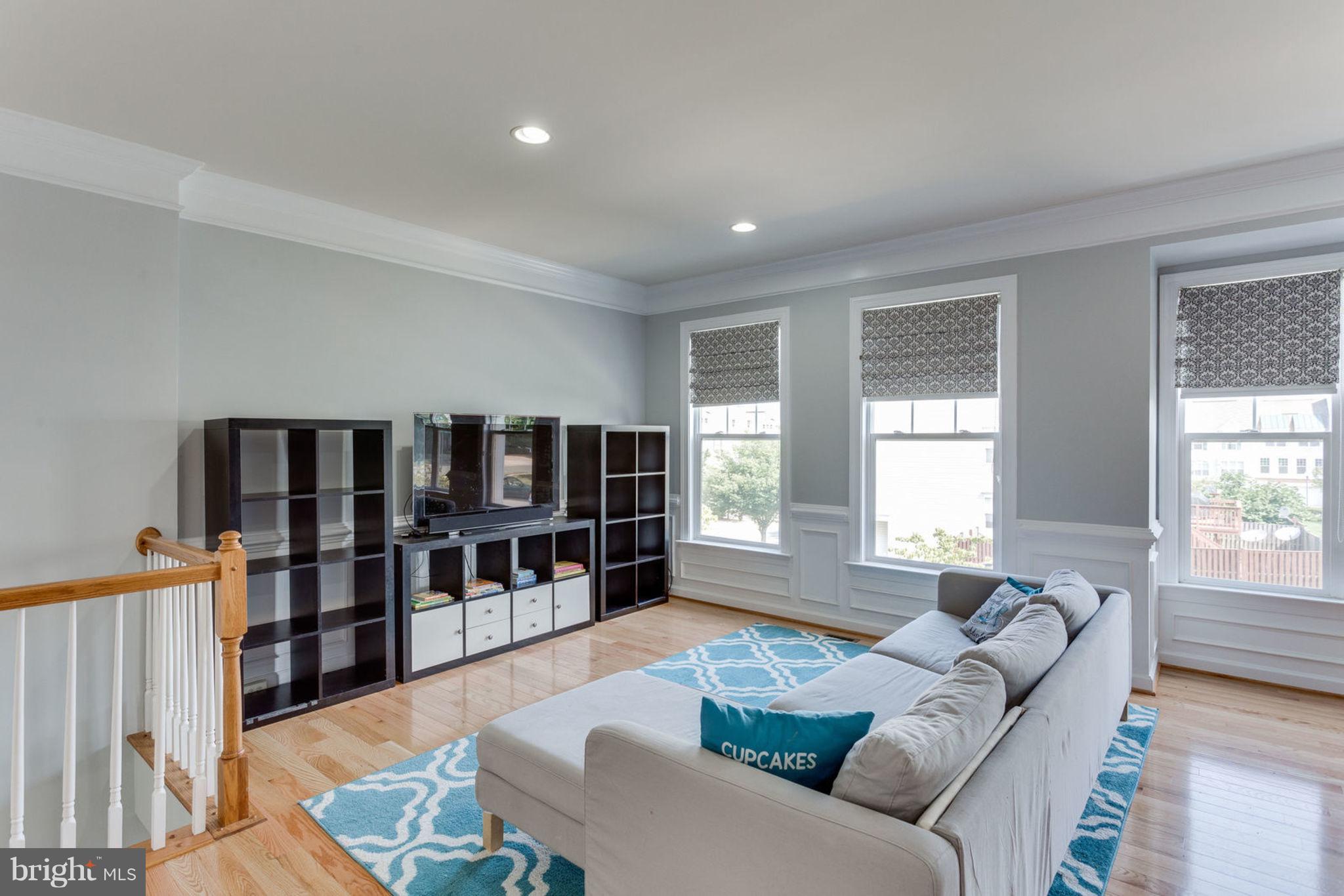 8107 Hard Shale Road Manassas, VA 20111 - Photo 2 of 29 Living Room