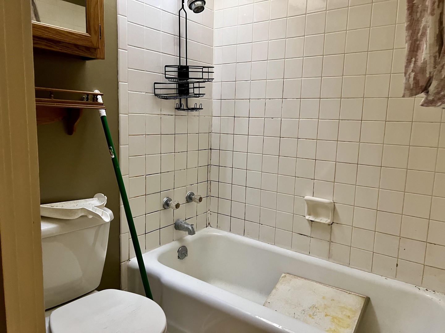 2504 Campbell Drive Champaign, IL 61821 - Photo 21 of 24 a bathroom with a toilet and bathtub