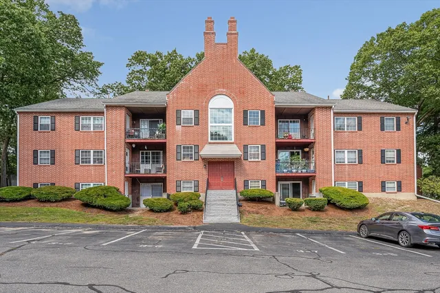 $2,200 | 3 Louisburg Square, Unit 8, Nashua, NH 03060