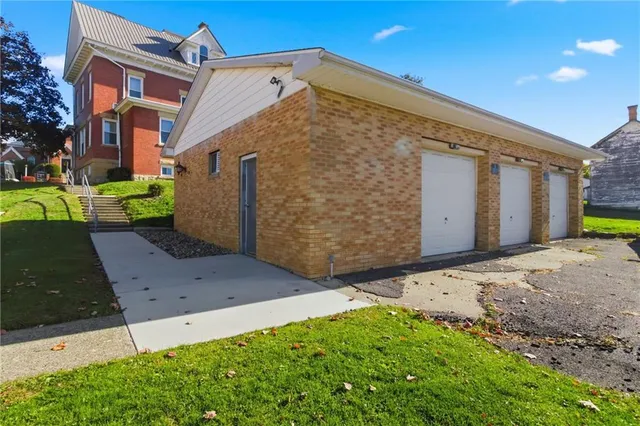 a view of a house with a backyard