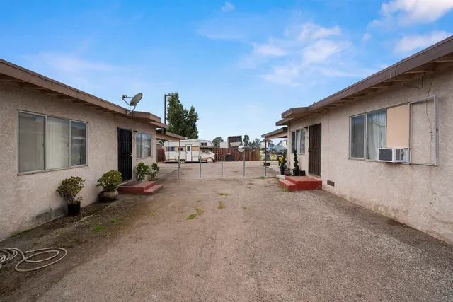 a view of a house with backyard