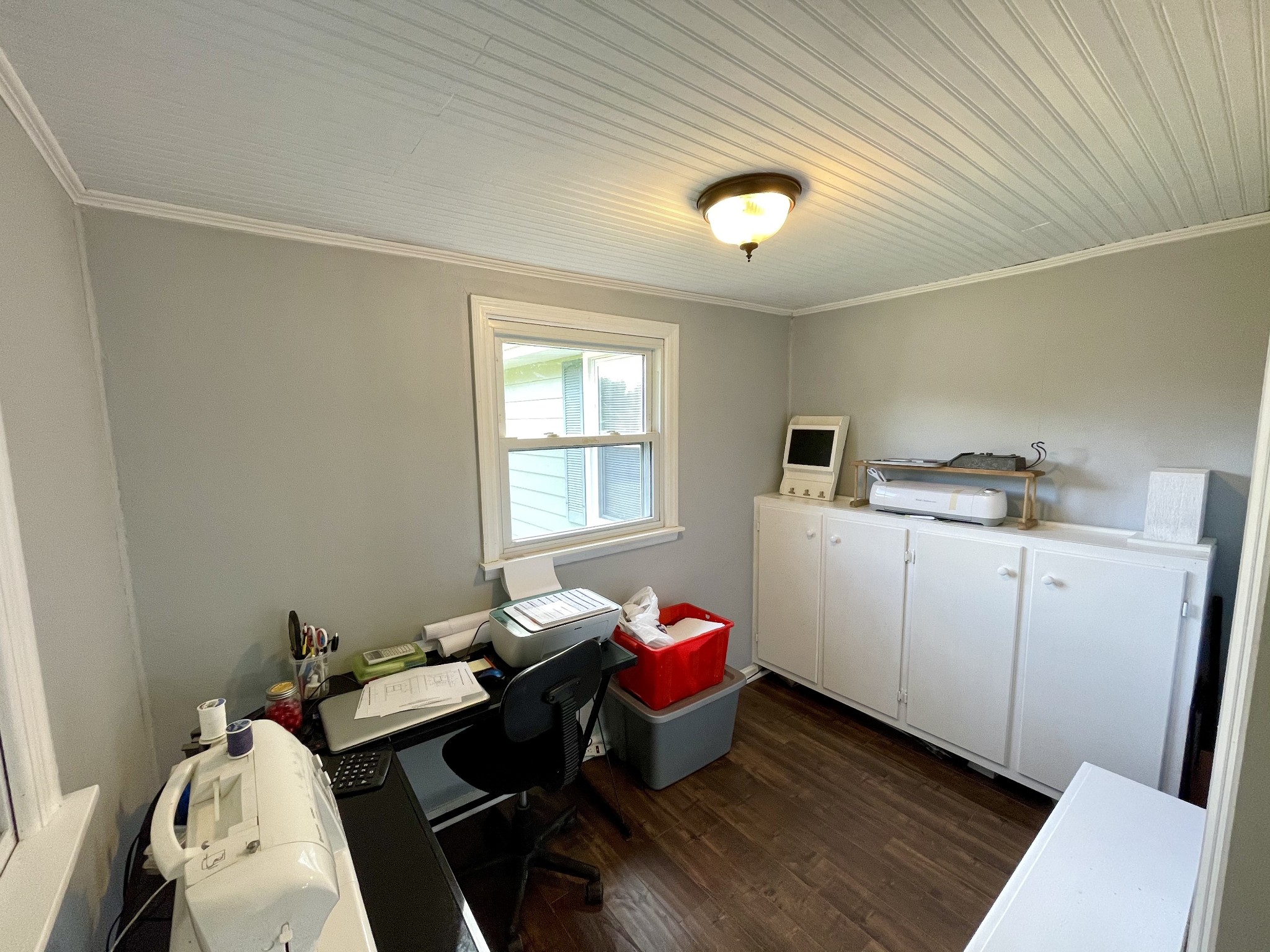 424 Dorris Road Portland, TN 37148 - Photo 40 of 48 a room that has a bed and a table in it