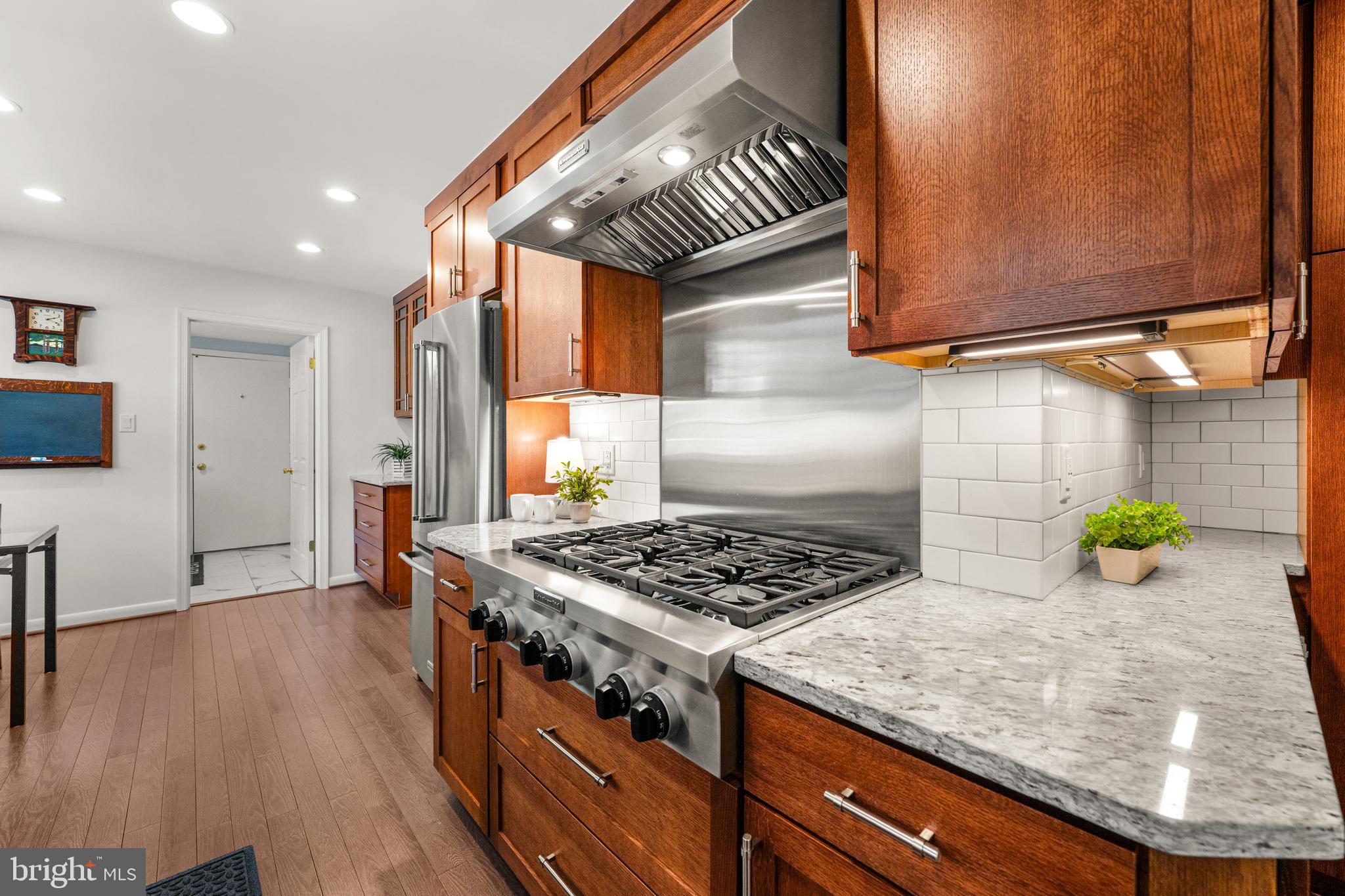 6703 Norview Court Springfield, VA 22152 - Photo 11 of 49 6 Burner Range