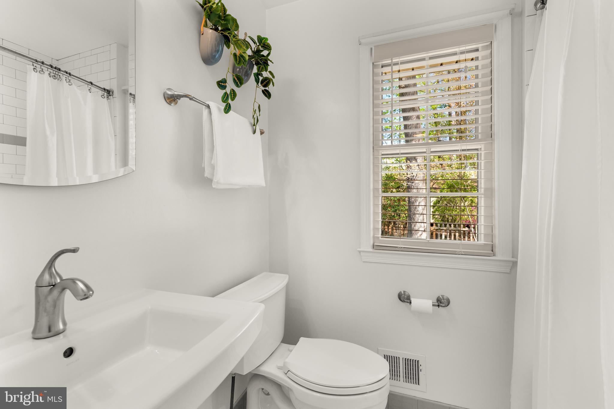 6703 Norview Court Springfield, VA 22152 - Photo 35 of 49 Hallway Bathroom