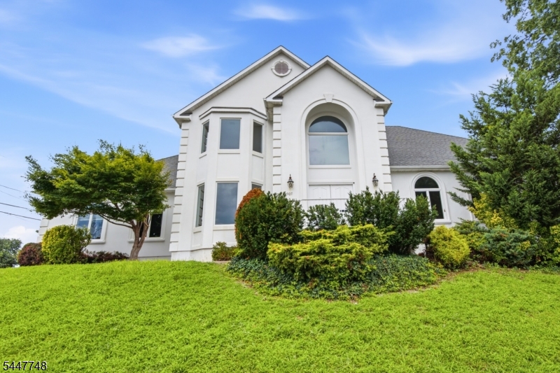 907 Colonia Road Elizabeth, NJ 07208 - Photo 3 of 44 Gallery Image 3