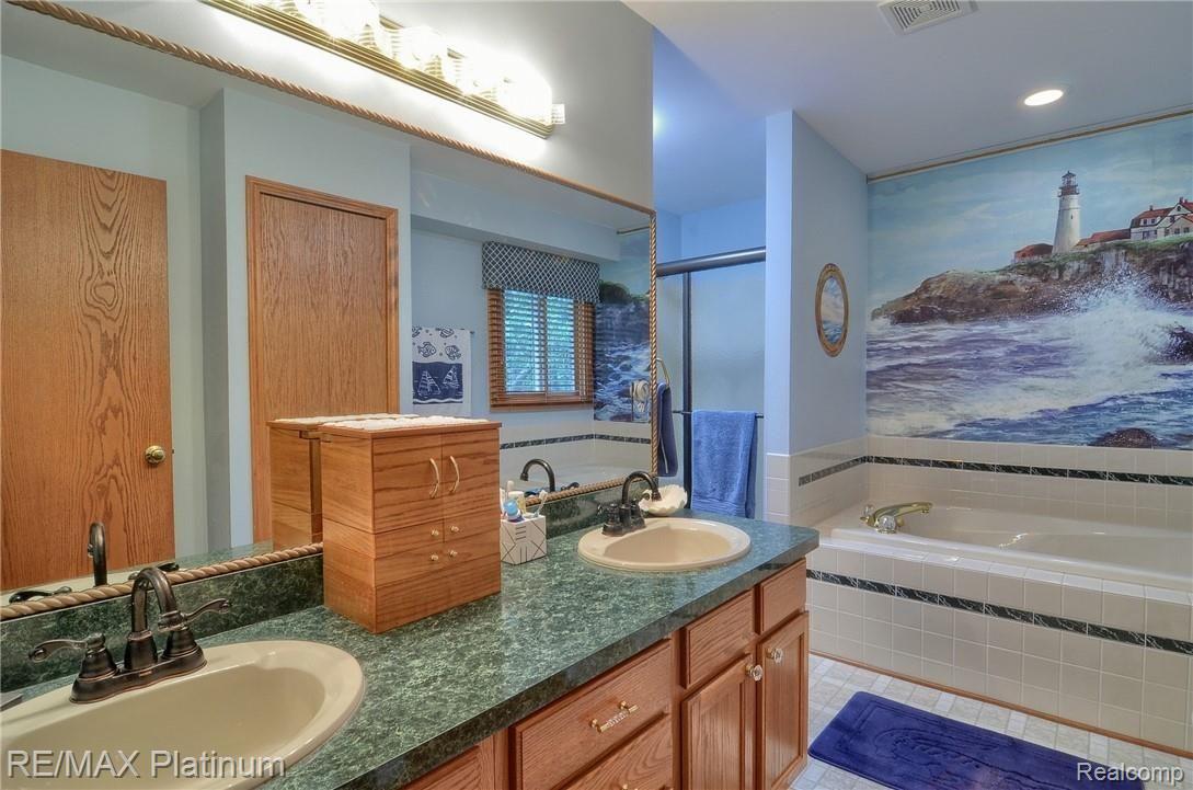 16420 Ridgeview Court Holly, MI 48442 - Photo 17 of 30 Master_Bathroom.jpg