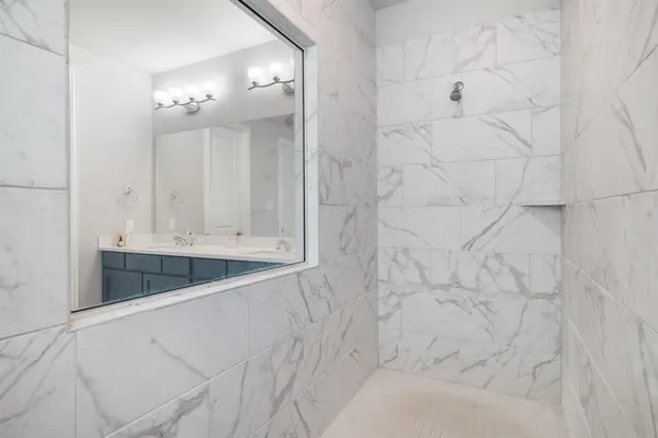 view of bathroom with bathtub and mirror