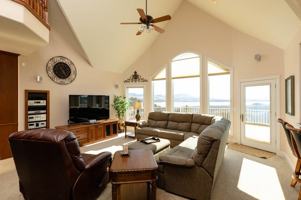 4426 Murrelet Road Klamath Falls, OR 97601 - Photo 18 of 54 Great Room