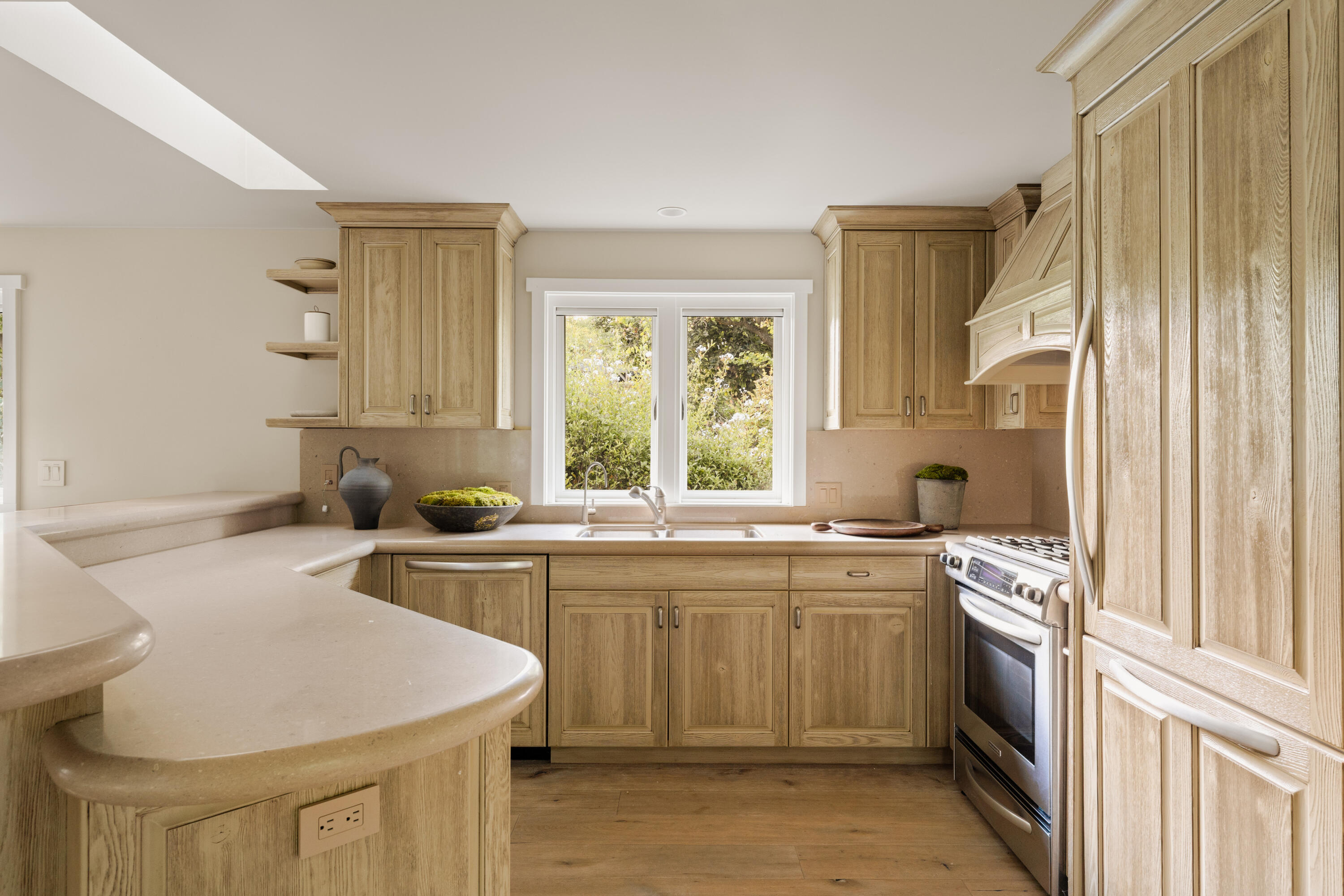 813 Country Club Road Ojai, CA 93023 - Photo 10 of 31 Kitchen