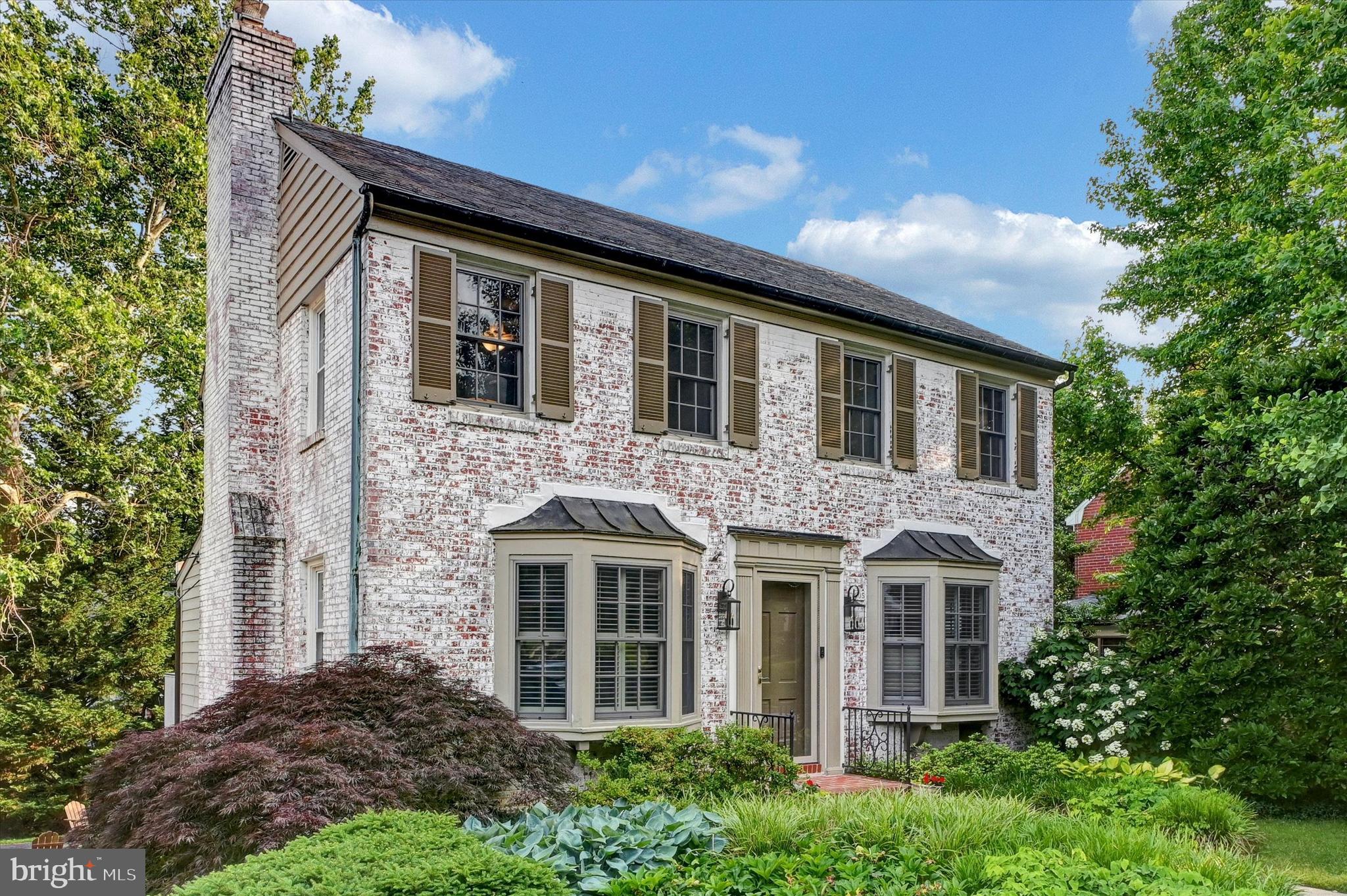 605 Worcester Road Towson, MD 21286 - Photo 2 of 39 a front view of a house with garden
