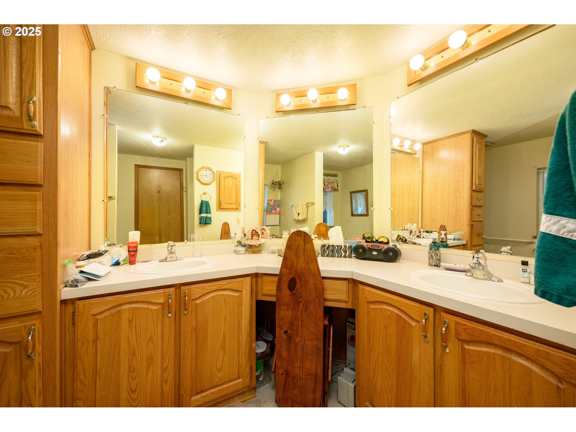 1412 Northwest Wallace Road McMinnville, OR 97128 - Photo 35 of 44 a bathroom with a sink mirror and a bath