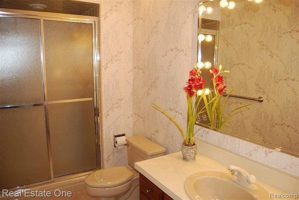 922 GreenView Court, Unit 22 Rochester, MI 48307 - Photo 13 of 24 Master Bathroom