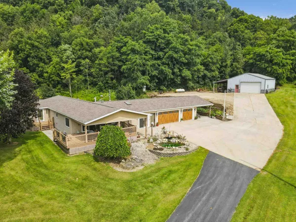 $489,000 | 2334 Longview Lane, Harpers Ferry, IA 52146