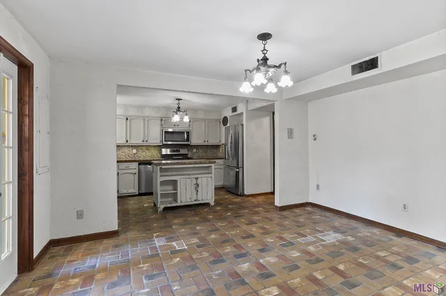 $365,000 | 1139 East Riveroaks Drive, Baton Rouge, LA 70815