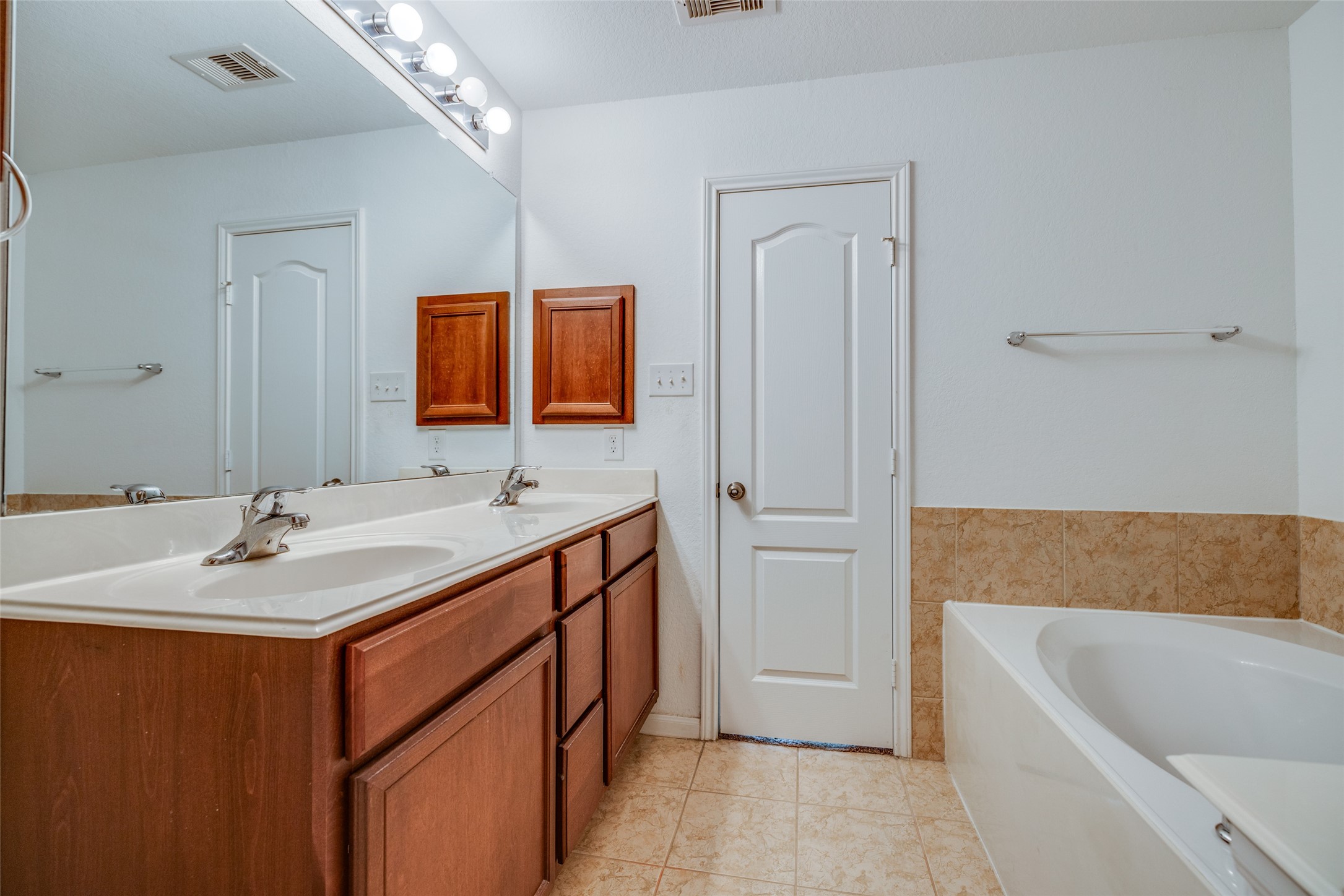 7123 Panther Ridge Drive Spring, TX 77389 - Photo 24 of 31 a bathroom with a sink and a bathtub