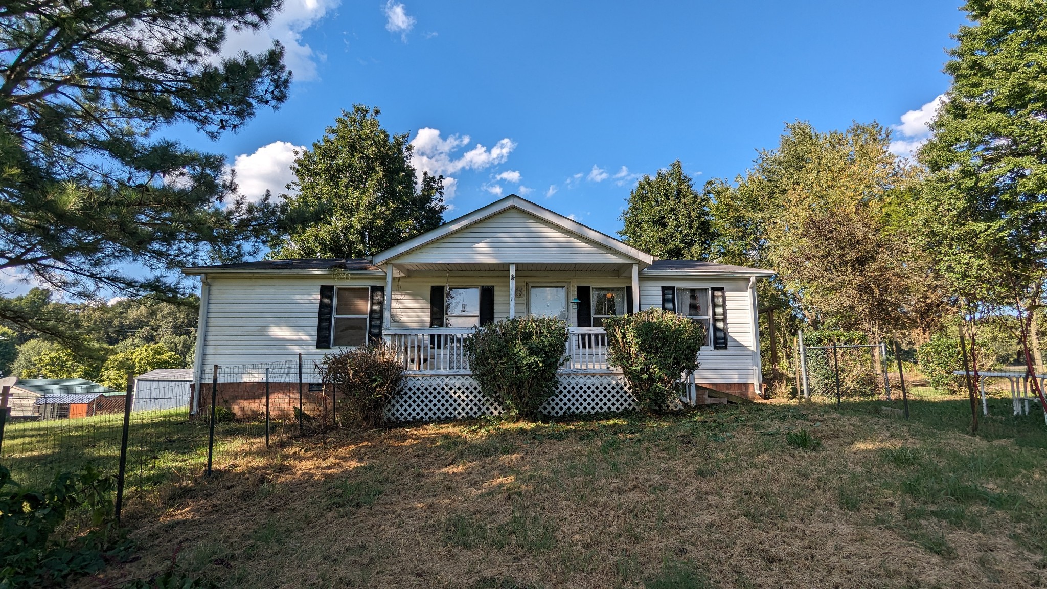 1473 North Sumner Road Bethpage, TN 37022 - Photo 1 of 40 a front view of a house with a garden