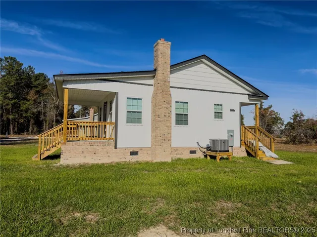 a view of a house with backyard and porch