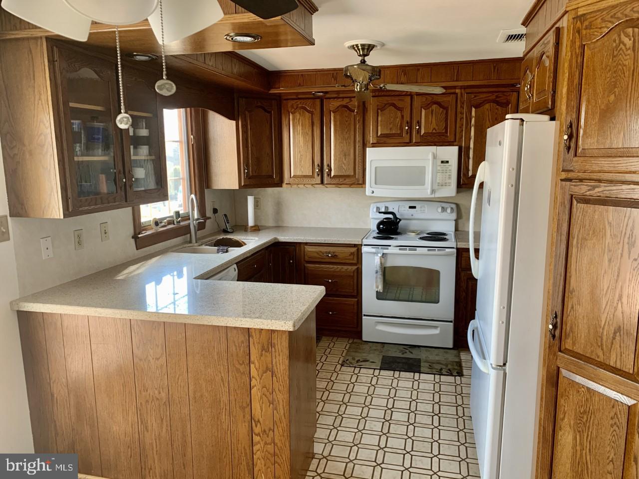 322 Egle Road Reading, PA 19601 - Photo 6 of 30 Full Featured Kitchen!