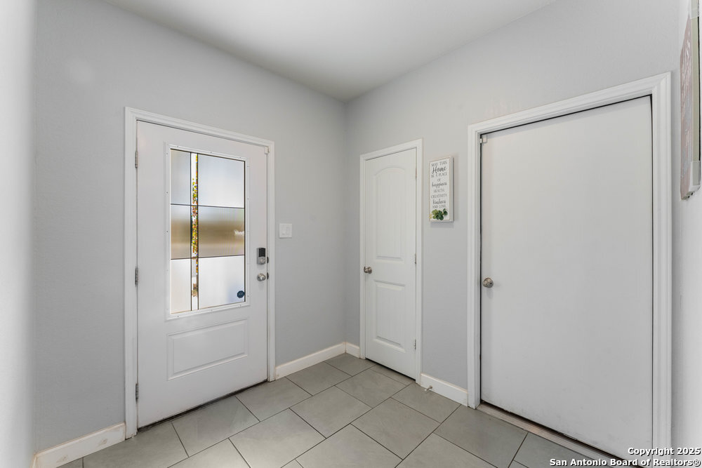 829 Margay Loop Seguin, TX 78155 - Photo 4 of 29