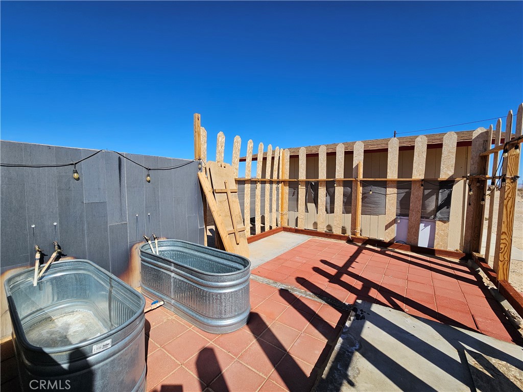 3939 Pinto Mountain Road Twentynine Palms, CA 92277 - Photo 29 of 47 a bathroom with a sink toilet and a bathtub
