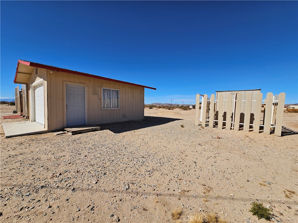 3939 Pinto Mountain Road Twentynine Palms, CA 92277 - Photo 30 of 47 a view of a house with wooden fence