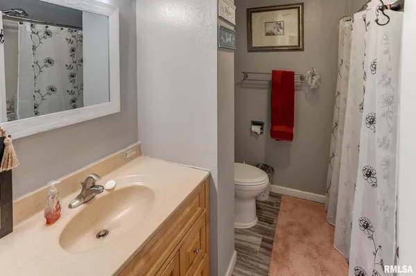 a view of a yard with a house