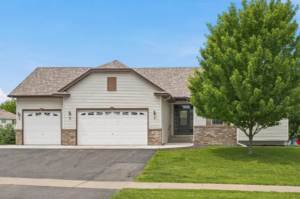 $409,900 | 29661 Shoreview Circle, Lindstrom, MN 55045