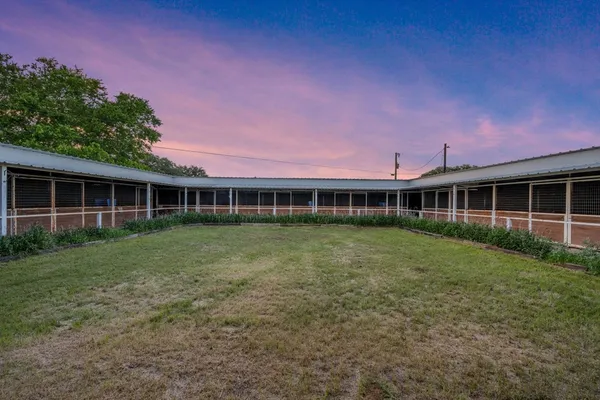 a view of a house with backyard