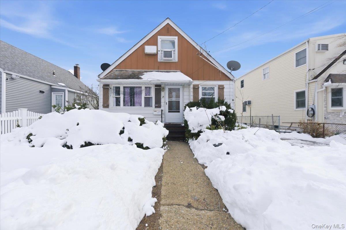 21 Oak Avenue Inwood, NY 11096 - Photo 1 of 20
