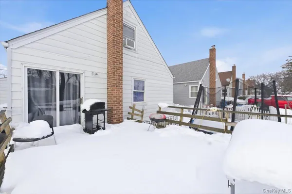 $759,000 | 21 Oak Avenue, Inwood, NY 11096