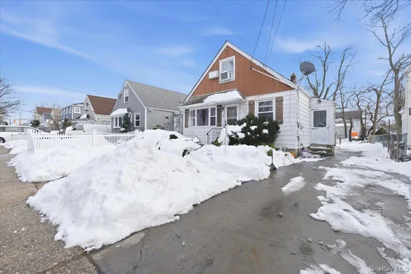 $759,000 | 21 Oak Avenue, Inwood, NY 11096