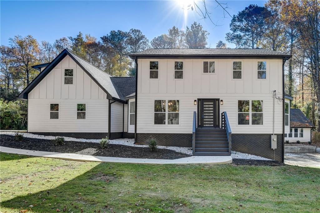 View of front of property featuring a front yard