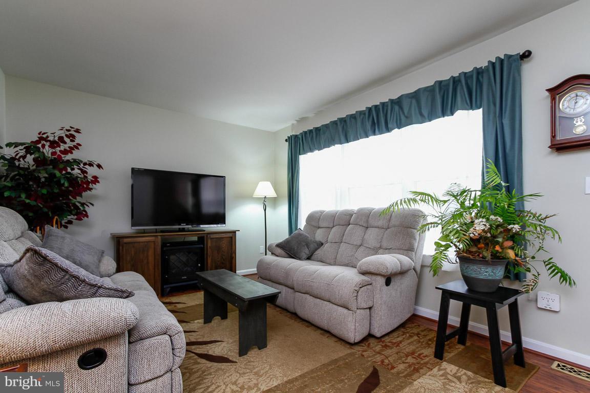 694 Springdale Road New Windsor, MD 21776 - Photo 2 of 30 Living Room