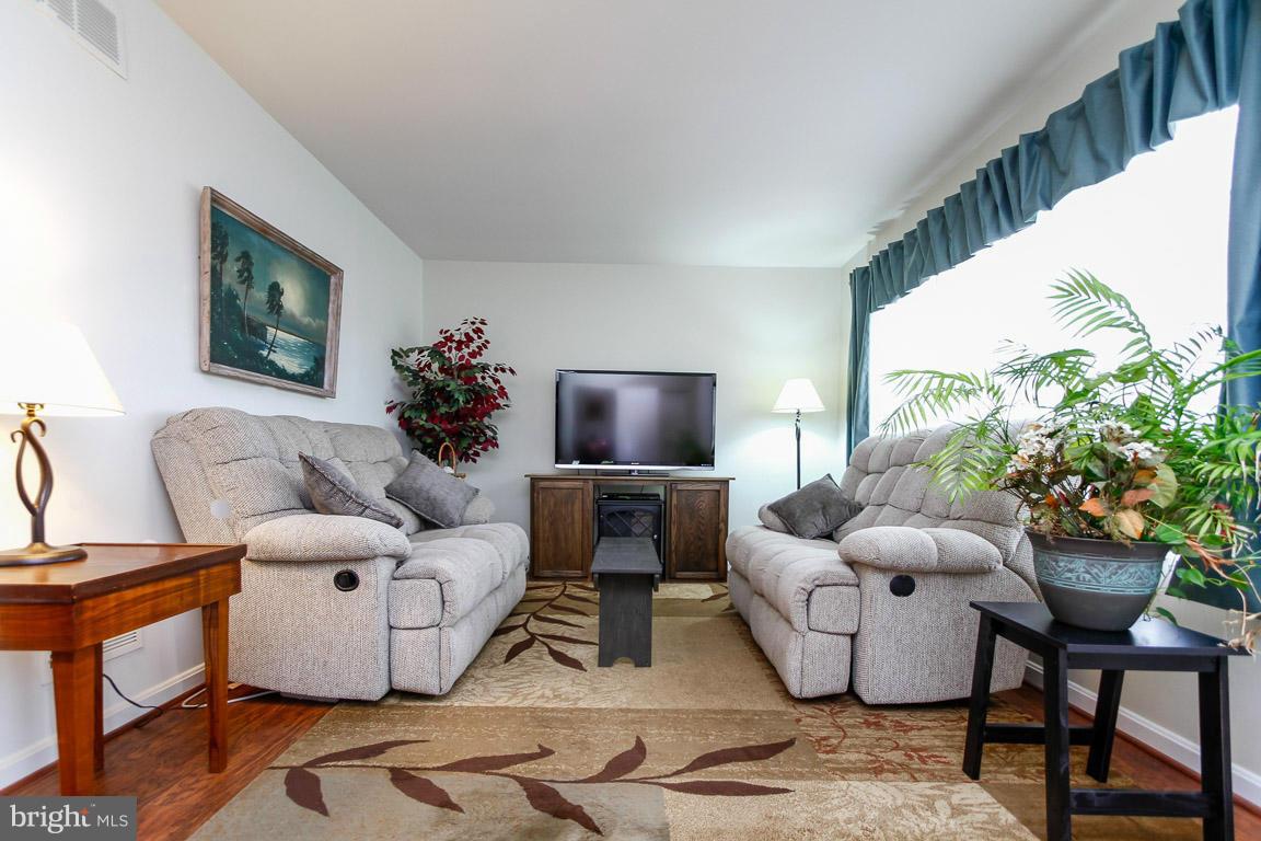 694 Springdale Road New Windsor, MD 21776 - Photo 5 of 30 Living Room