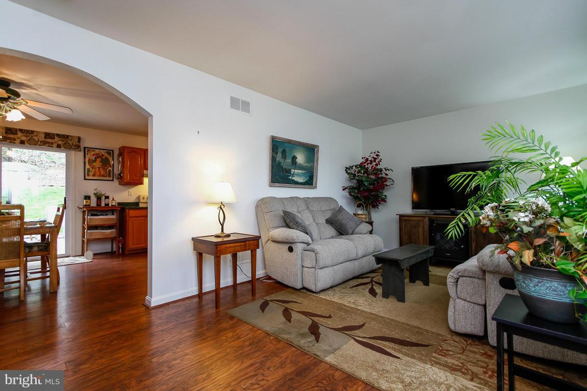 694 Springdale Road New Windsor, MD 21776 - Photo 6 of 30 Living Room