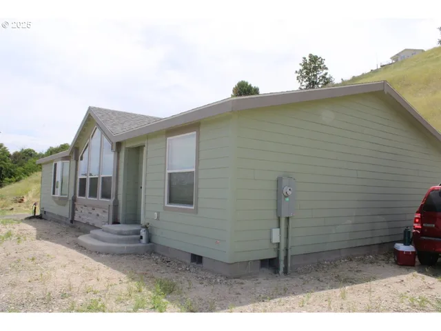 a view of a house with a backyard