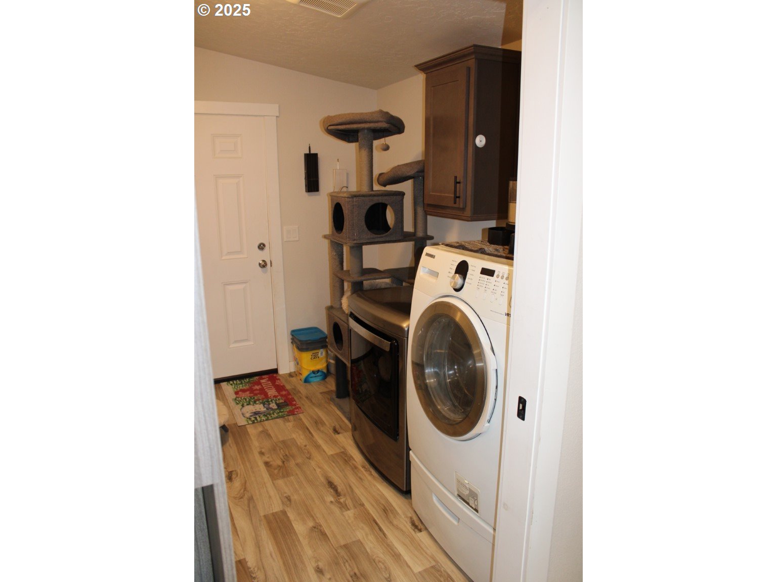 526 Southeast 15th Street Pendleton, OR 97801 - Photo 12 of 31 a utility room with dryer and washer