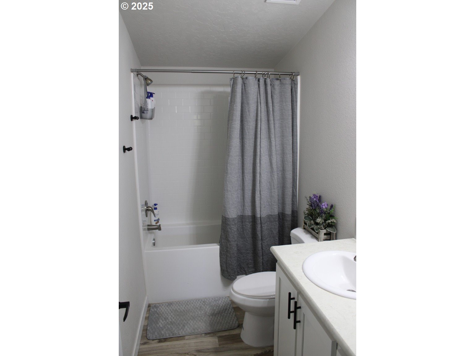 526 Southeast 15th Street Pendleton, OR 97801 - Photo 21 of 31 a bathroom with a sink a toilet and shower