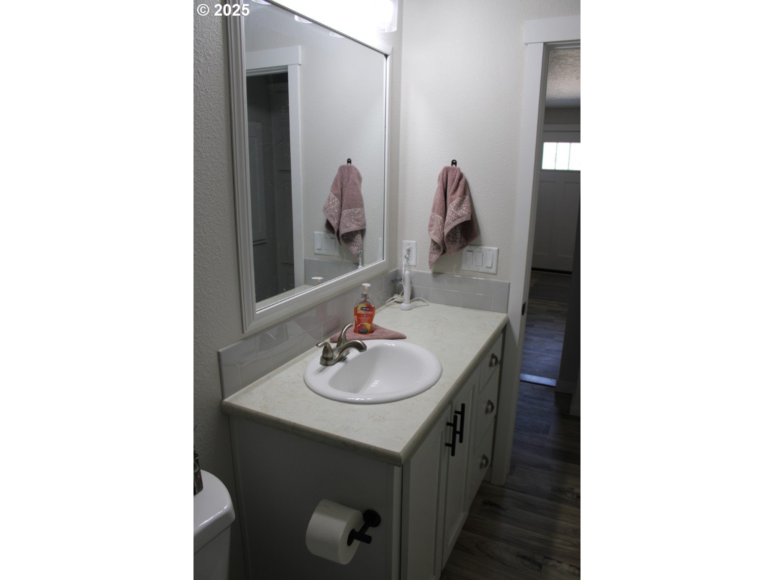 526 Southeast 15th Street Pendleton, OR 97801 - Photo 22 of 31 a bathroom with a sink and a mirror