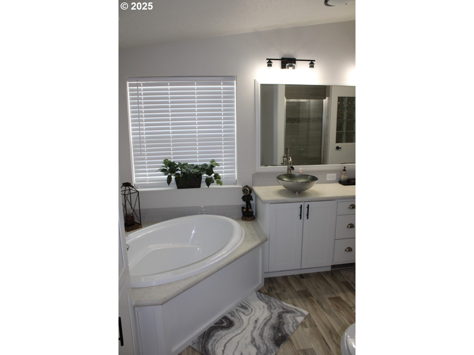 526 Southeast 15th Street Pendleton, OR 97801 - Photo 26 of 31 a bathroom with a tub sink and mirror