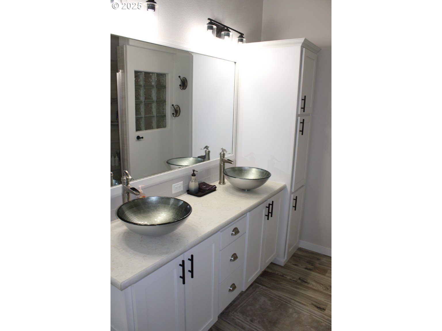 526 Southeast 15th Street Pendleton, OR 97801 - Photo 27 of 31 a bathroom with double sink and a mirror