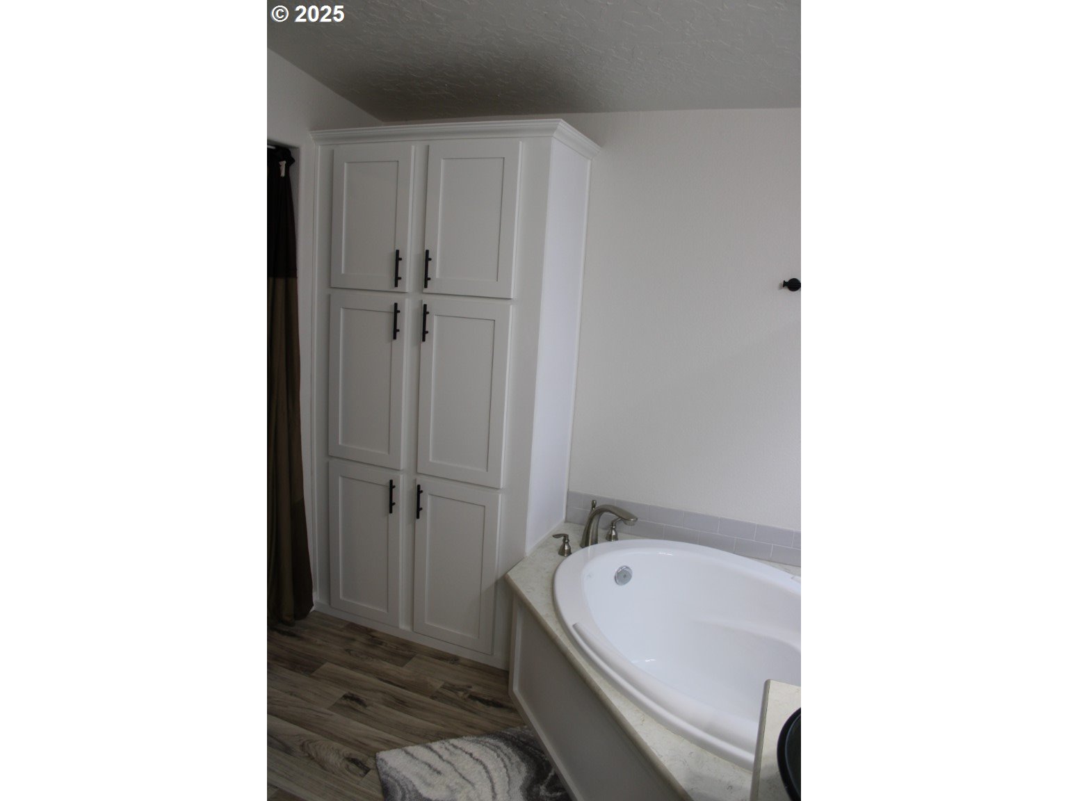 526 Southeast 15th Street Pendleton, OR 97801 - Photo 28 of 31 a bathroom with a tub shower sink and mirror