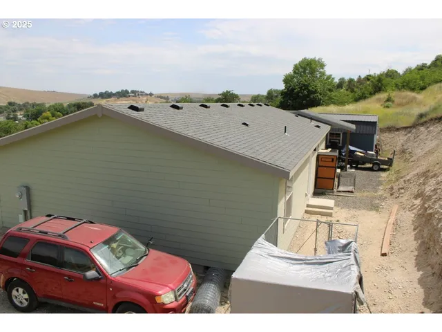 a view of a houses with a yard