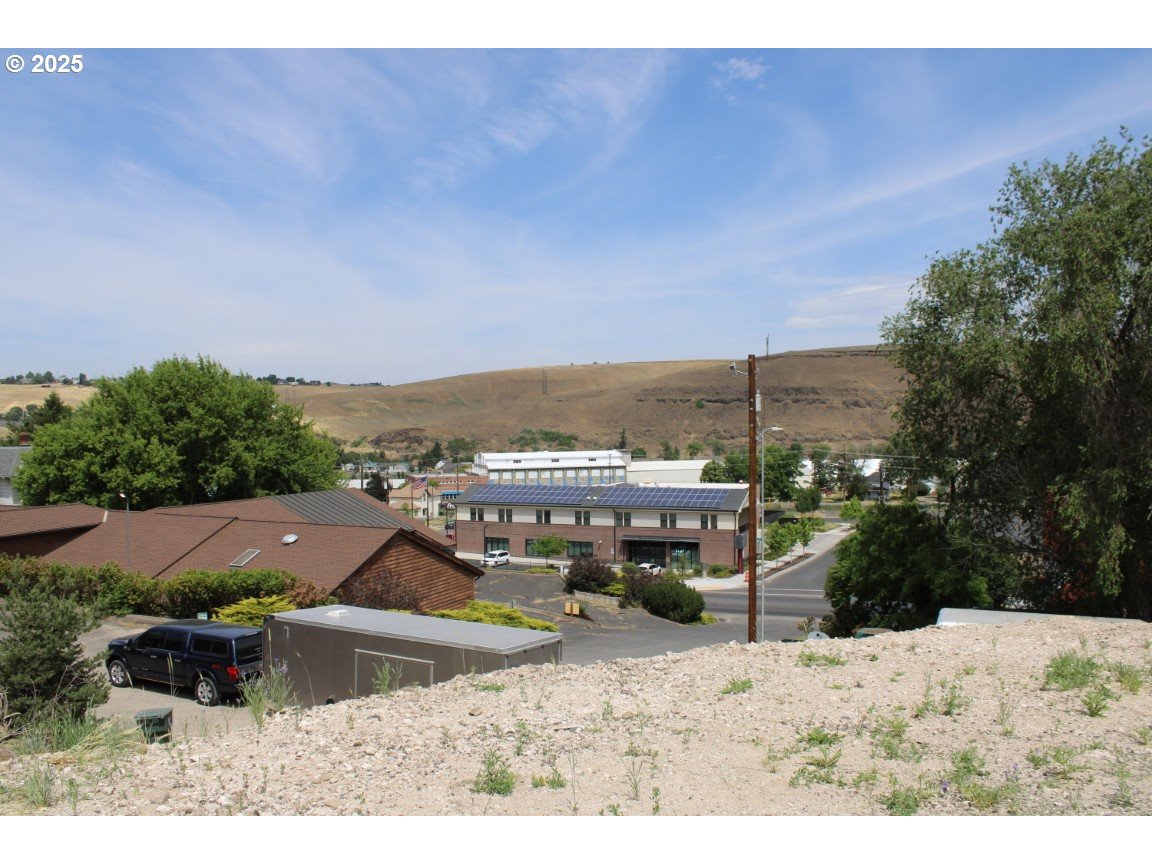 526 Southeast 15th Street Pendleton, OR 97801 - Photo 4 of 31 a view of a houses with a yard
