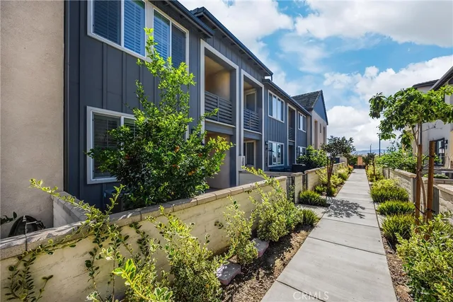 a view of a pathway with house on both side