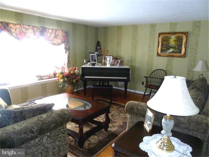 116 Partree Road Cherry Hill, NJ 08003 - Photo 9 of 17 Living Room