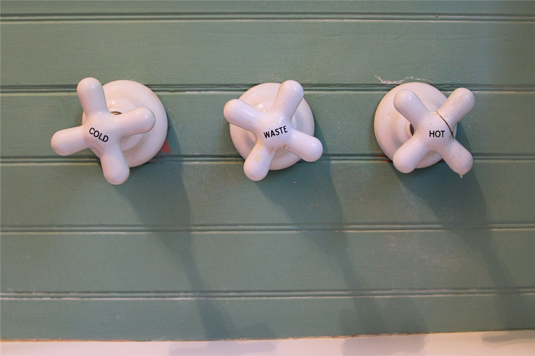 40 Wagner Road Westerly, RI 02891 - Photo 10 of 40 Retro porcelain knobs.