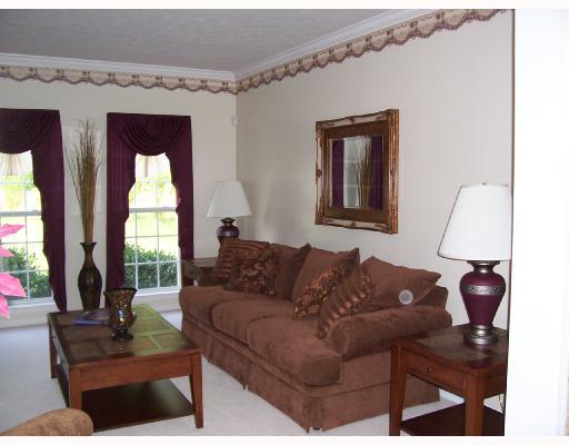 562 Meade Drive McKees Rocks, PA 15136 - Photo 3 of 8 Living Room.