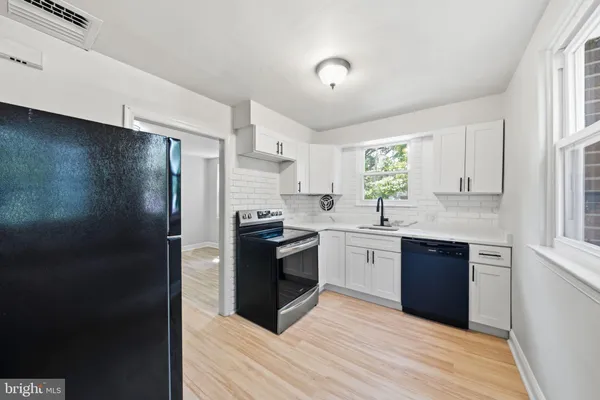 $279,900 | 725 Irvington Place, Chester, PA 19013
